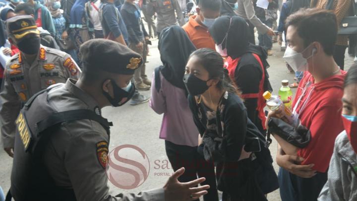 Polisi Bubarkan, Kerumunan Vaksin di RSUDAM